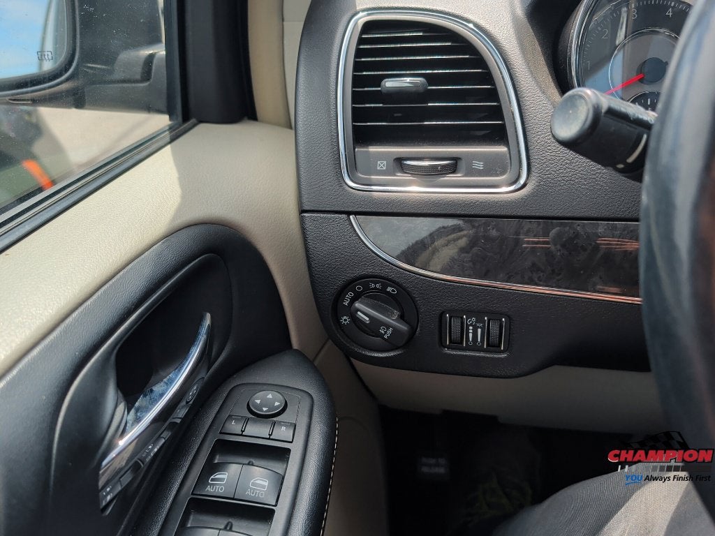 2014 Chrysler Town & Country Touring-L