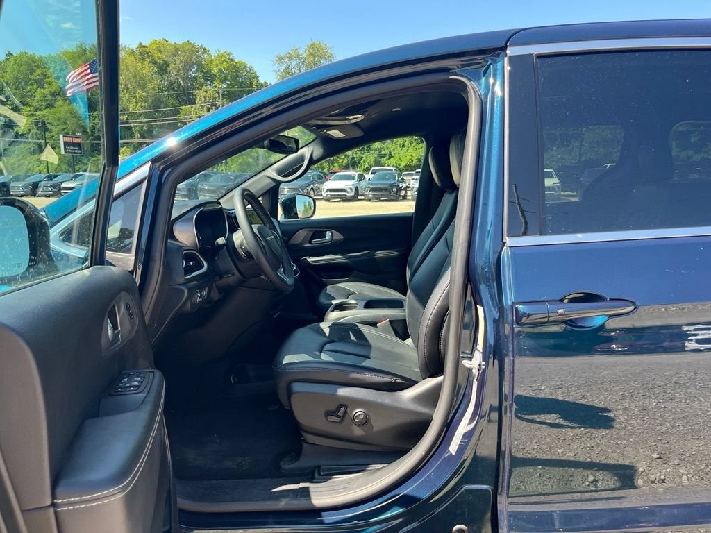 2025 Chrysler Pacifica Select